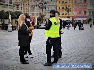 Umundurowana policjantka na wrocławskim rynku