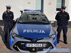 Wrocławscy policjanci pomogli rodzącej kobiecie błyskawicznie dostać się do szpitala na drugim końcu Wrocławia [FOTO]