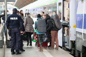 Wrocławscy policjanci pomagają podróżującym uchodźcom z Ukrainy