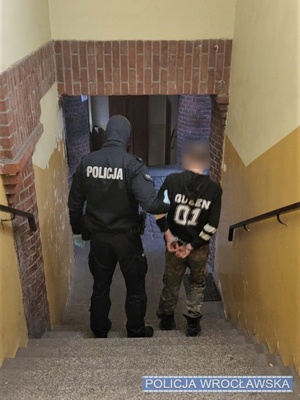 Kryminalni z Kobierzyc zatrzymali sprawcę licznych włamań do domów jednorodzinnych i gospodarstw rolnych. 43-letni mieszkaniec gminy Kobierzyce trafił do aresztu [FOTO]