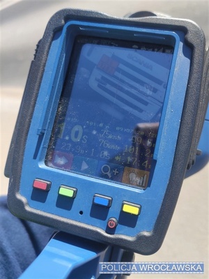 Ekran urządzenia do pomiaru odstępu między pojazdami z zarejestrowanym pomiarem