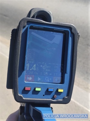 Ekran urządzenia do pomiaru odstępu między pojazdami z zarejestrowanym pomiarem