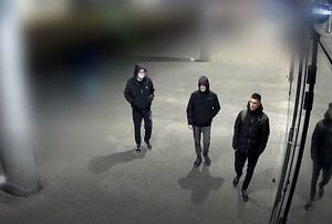 Wrocławscy policjanci poszukują sprawców kradzieży rozbójniczej (PUBLIKACJA WIZERUNKÓW)