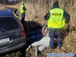 Kontrolowany Opel oraz 3 zatrzymane osoby z policjantami