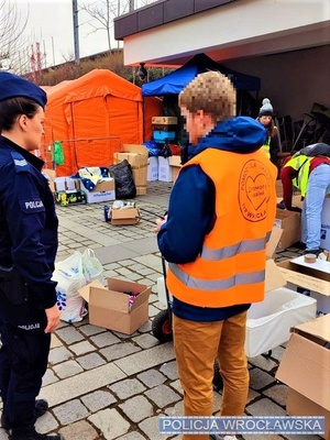 Policjantka w punkcie pomocowym dla Ukraińców