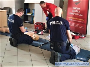 Policjanci podczas szkolenia z pierwszej pomocy