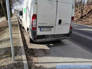 Biały bus marki Peugeot