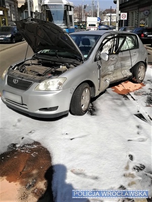 Uszkodzony pojazd marki Toyota koloru srebrnego stojące na jezdni