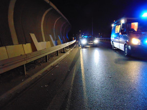 Ponad 2,5 promila alkoholu w organizmie – dokładnie tyle miał pieszy, który w nocy wszedł na jezdnię AOW bezpośrednio pod przejeżdżające BMW [FOTO]