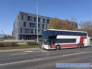 Służyć i chronić...w każdej sytuacji! Policjanci z komisariatu na Krzykach pomogli rodzącej kobiecie, która uciekła do Polski przed wojną [FOTO]