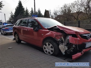 Pojazd marki mazda  z uszkodzonym przodem stojący na jezdni