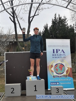 Kobieta stojąca na podium