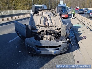 Samochód osobowy marki Ford leżący na dachu