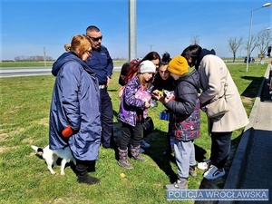 Ukraińska rodzina wraz z policjantami