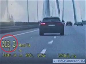 Jechał 212 km/h Autostradową Obwodnicą Wrocławia- zatrzymali go policjanci z drogówki [FOTO]