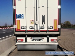 Stojąca na jezdni ciężarówka - zdjęcie naczepy od tyłu