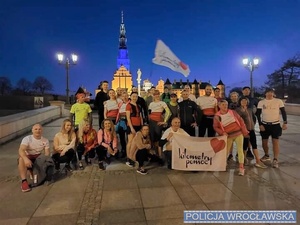 Policjanci z Komendy Miejskiej Policji we Wrocławiu wzięli udział w II edycji Sztafety z Przylądka Nadziei na Jasną Górę [FOTO]