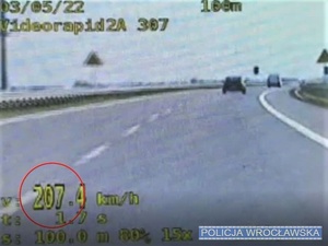 207 km/h na Autostradowej Obwodnicy Wrocławia to zdecydowanie za szybko. Do akcji ruszyli policjanci z drogówki