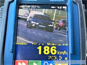 Jechał blisko 190 km/h w obszarze zabudowanym. Został zatrzymany przez policjantów z wrocławskiej drogówki