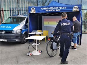 Policjanci podczas znakowania rowerów