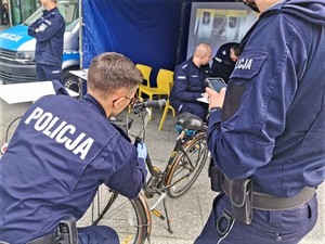 Policjanci podczas znakowania rowerów