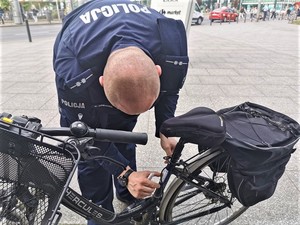 Policjant podczas znakowania rowerów