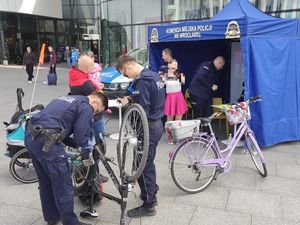 Policjanci podczas znakowania rowerów