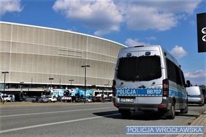 Radiowóz na tle Stadionu Miejskiego we Wrocławiu