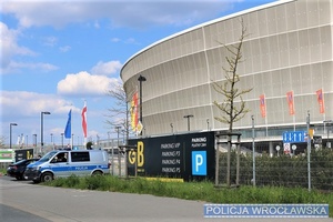 Radiowóz na tle Stadionu Miejskiego we Wrocławiu