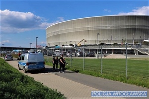 Radiowóz na tle Stadionu Miejskiego we Wrocławiu