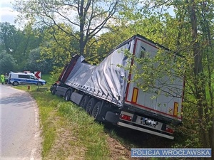 Pojazd ciężarowy po zdarzeniu drogowym