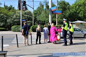 „Niechronieni uczestnicy ruchu drogowego” - podsumowanie policyjnych działań na rzecz bezpieczeństwa pieszych prowadzonych w dniu wczorajszym przez wrocławskich policjantów [FOTO]