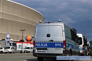 Pojazdy służbowe Policji pod Stadionem Miejskim