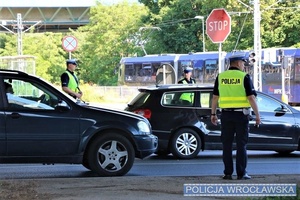 Policjanci z drogówki na jednym z wrocławskich skrzyżowań