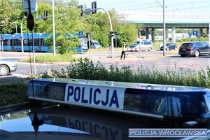 Policjant z drogówki na jednym z wrocławskich skrzyżowań