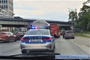 Policjanci z drogówki podczas pilotażu piłkarzy reprezentacji Polski