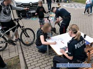 Funkcjonariusze z Krzyków wzięli udział w festynie. W trakcie tego wydarzenia mundurowi promowali zawód policjanta, znakowali jednoślady, a także rozmawiali o bezpieczeństwie seniorów