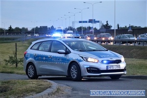 Policjanci z wrocławskiej drogówki pomogli rodzicom chłopca, który dostał ataku padaczki