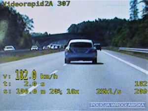 182 km/h przy ograniczeniu do 100 km/h – brawurową jazdę przerwali policjanci z wrocławskiej drogówki