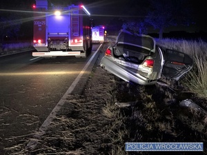 Wjechał do rowu i rozbił auto. Kierował pomimo sądowego zakazu prowadzenia pojazdów, a na sumieniu miał inne grzechy...