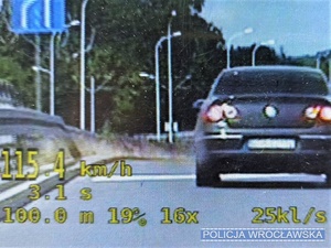 Wyświetlacz ekranu z zarejestrowanym wykroczeniem przekroczenia prędkości 115 km/h przez kierującego pojazdem marki volkswagen