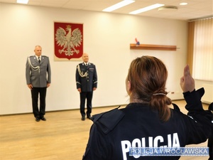 Policjantki stojące przez Komendantem i Naczelnikiem Wydziału Kadr w trakcie ślubowania