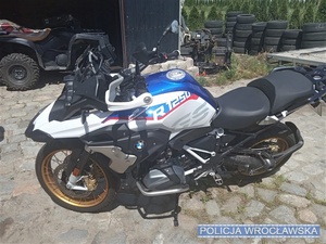 Motocykl na placu