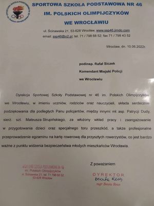 Dyrekcja Sportowej Szkoły Podstawowej nr 46 we Wrocławiu z podziękowaniami dla wrocławskich policjantów