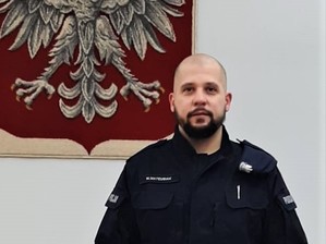 Poszkodowany w wypadku był nieprzytomny. Do czasu przyjazdu karetki czuwał przy nim policjant