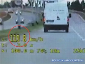 Policjanci z grupy SPEED zatrzymali kobietę, która jechała 119 km/h przy ograniczeniu do 50 km/h