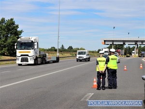 Funkcjonariusze ruchu drogowego podczas wykonywania obowiązków służbowych na autostradzie