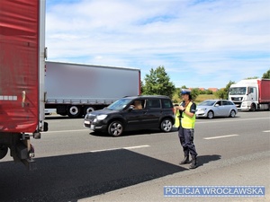 Funkcjonariusz ruchu drogowego podczas wykonywania obowiązków służbowych na autostradzie