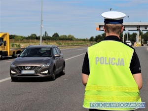 Funkcjonariusz ruchu drogowego podczas wykonywania obowiązków służbowych na autostradzie