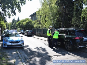 Policjanci ruchu drogowego prowadzący kontrolę drogową